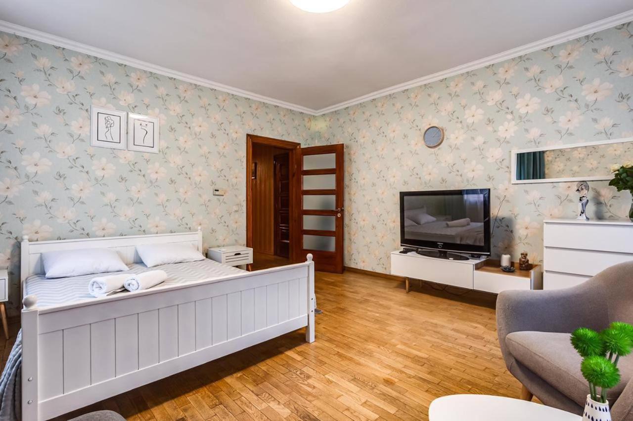 Apartamenty On Knyazya Romana Lviv Exterior photo